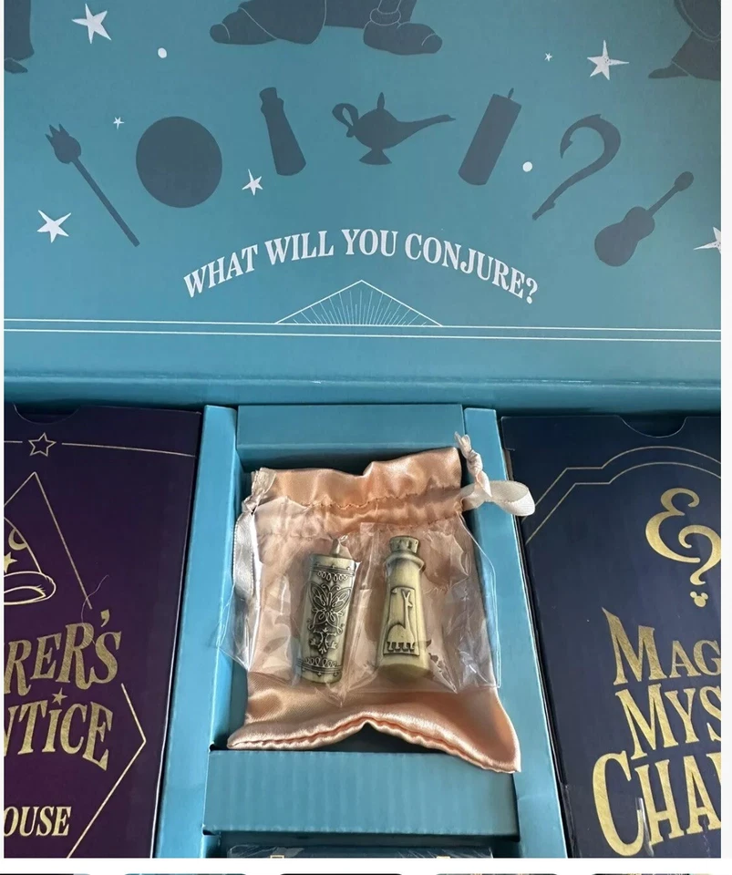 Caja de regalo de membresía dorada Disney D23 2024 - Mickey y Merlín Foto 3 de 4