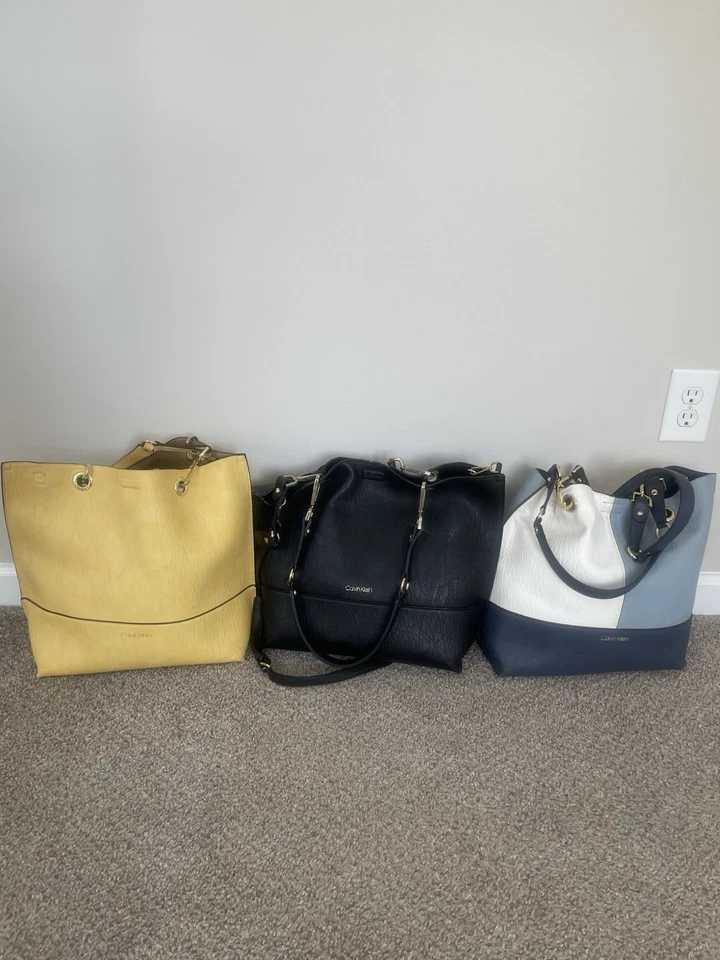 Bolsa tote Calvin Klein feminina Sonoma amarela, preta e azul reversível. US$ 135 - Imagem 2 de 2