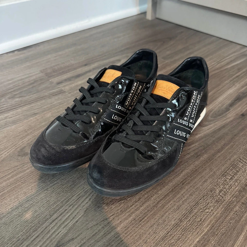 Tênis Louis Vuitton Lesley preto couro cinza fita logotipo 39 camurça patenteada - Imagem 2 de 4