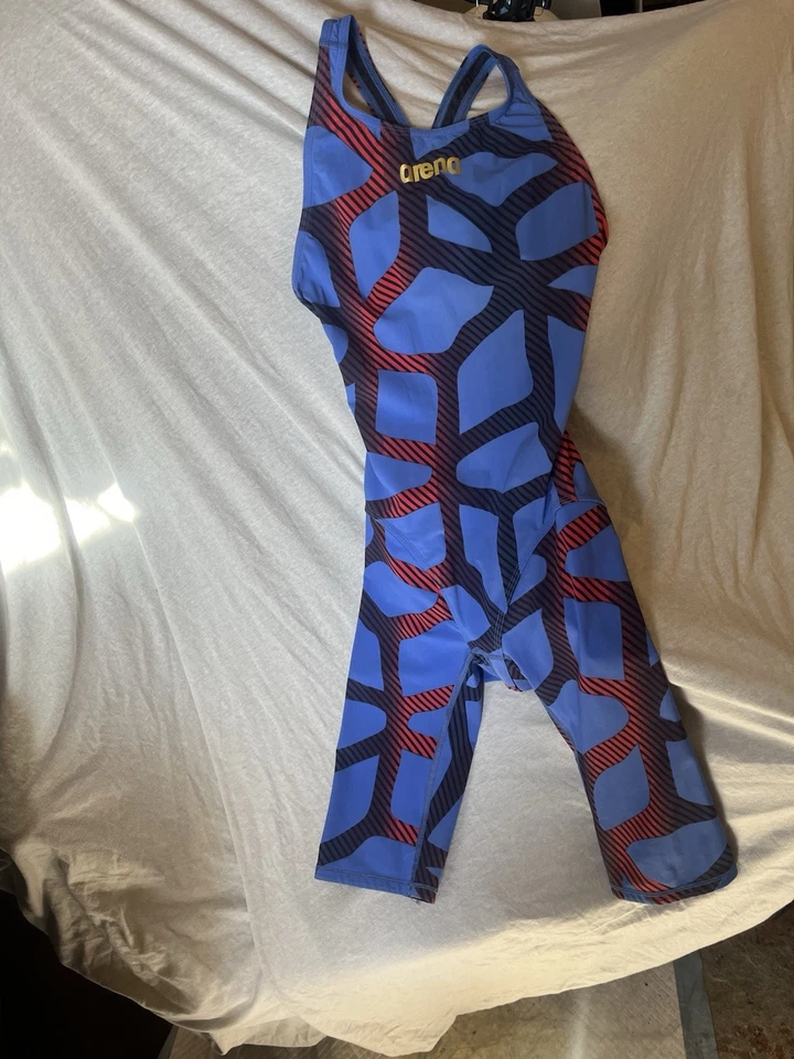 Traje de baño geométrico Arena Powerskin edición limitada técnico espalda abierta rojo y azul Foto 4 de 4