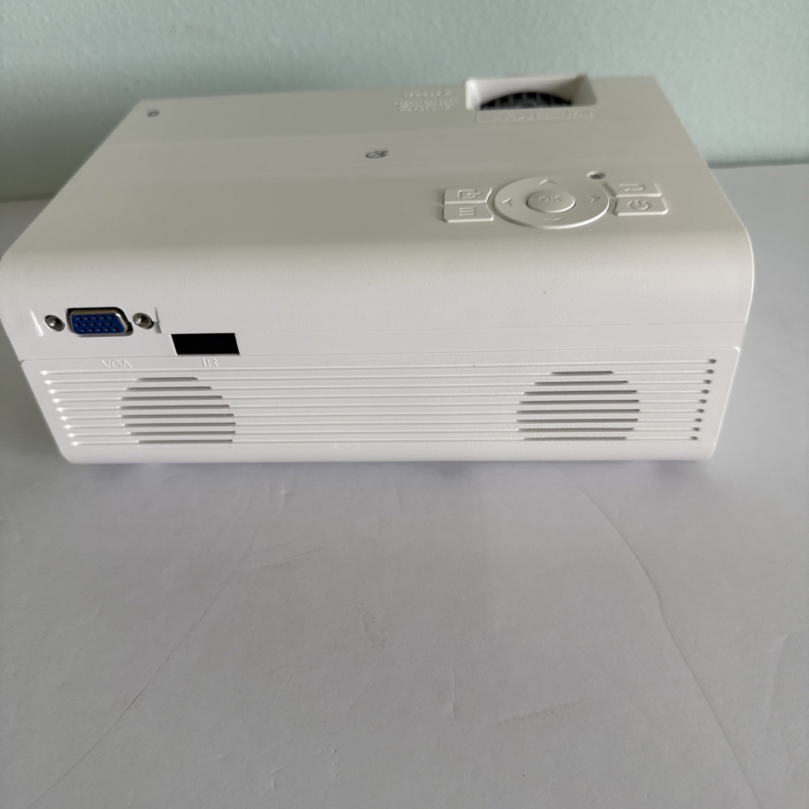 GPX Projector With Bluetooth 120" Projection Screen