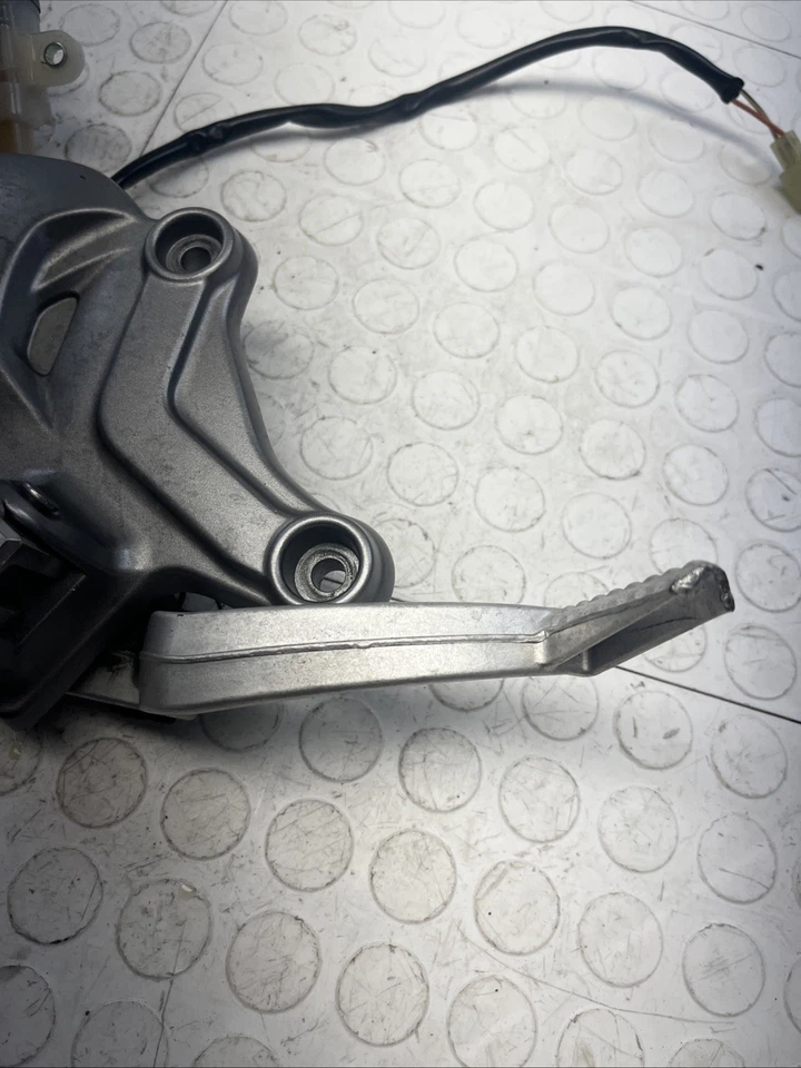 Оригинальная правая передняя подножка для Suzuki SV650 ABS 2015-2023 годов выпуска - Изображение 2 из 4