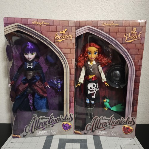 Zwei Disney Parks Attractionistas Puppen Haunted Mansion Gracey Piraten Pearl Set