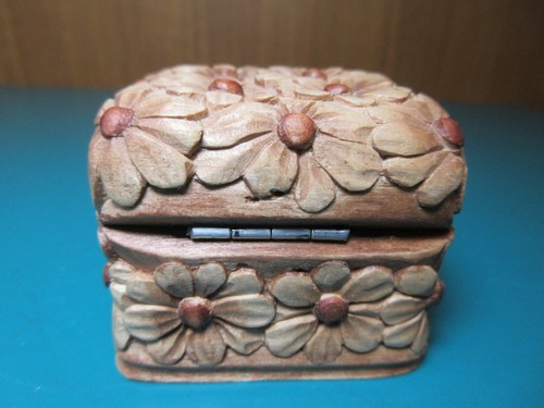 2" Russian Hand Carved Linden Wood Jewelry Trinket Box DAISIES ring flower - Picture 9 of 9