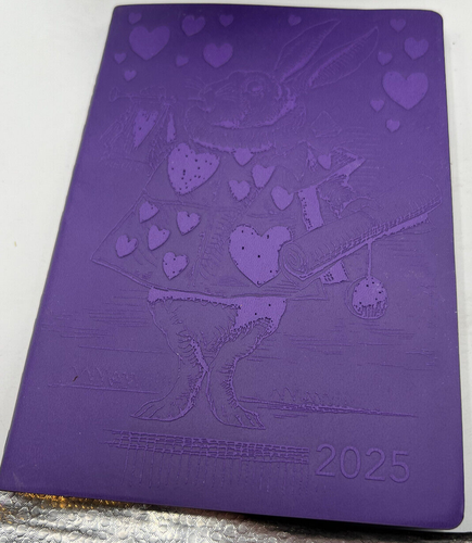 Agenda Alice au pays des merveilles 2025 art artisanal vegan cuir - page à voir