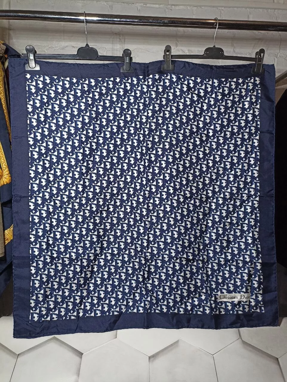 Foulard vintage Christian Dior monogramme en soie bleu blanc 77x77 cm