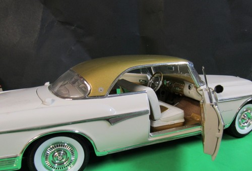 Signature Models 1955 Chrysler Imperial coupe. Everything opens. Cream-gold 1:18 - Picture 6 of 13