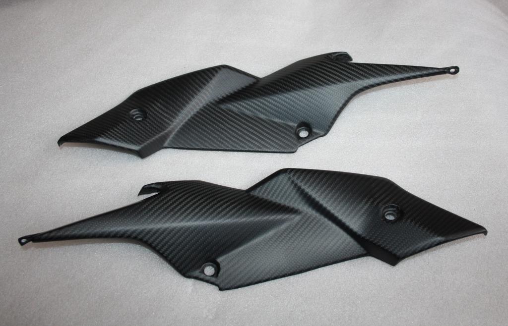 Cache sous selle Suzuki GSR 750 carbone mat pour sorties et balades moto