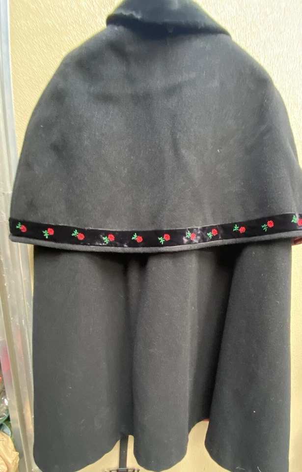 Винтажный великолепный шерстяной плащ других производителей черный с вышивкой красной розой размер 42 - Изображение 3 из 4