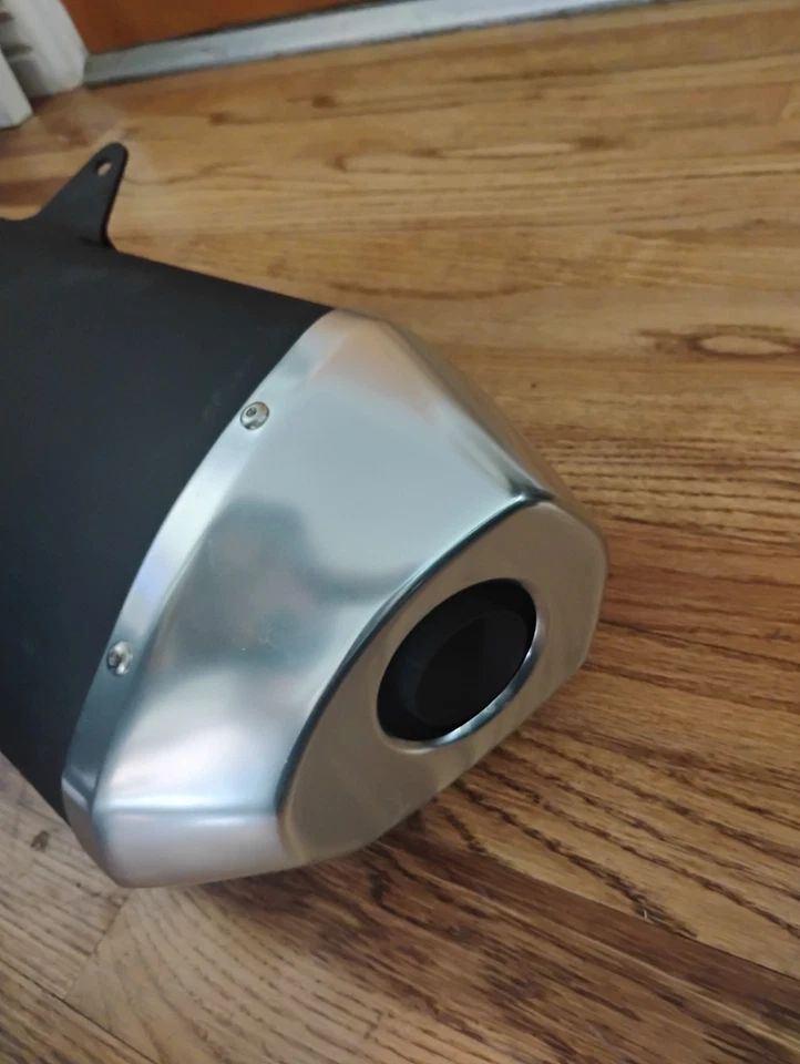 Silenciador de escape OEM Suzuki GSXR 1000R 2017-2025 usado en buen estado stock Foto 4 de 4