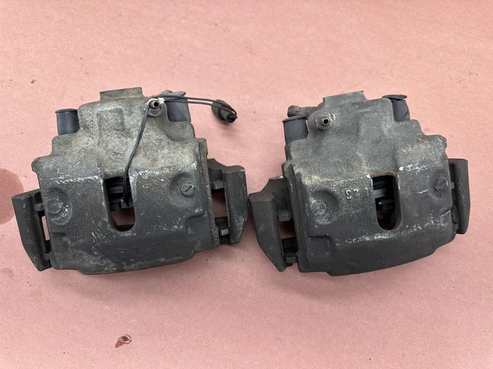 Par de pinzas de freno delanteras BMW E28 533I 524td 528e 528I OEM 137 k millas Foto 2 de 4