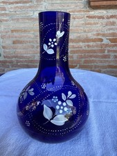 Vase soliflore en verre bleu cobalt décor floral blanc peint H: 20cm