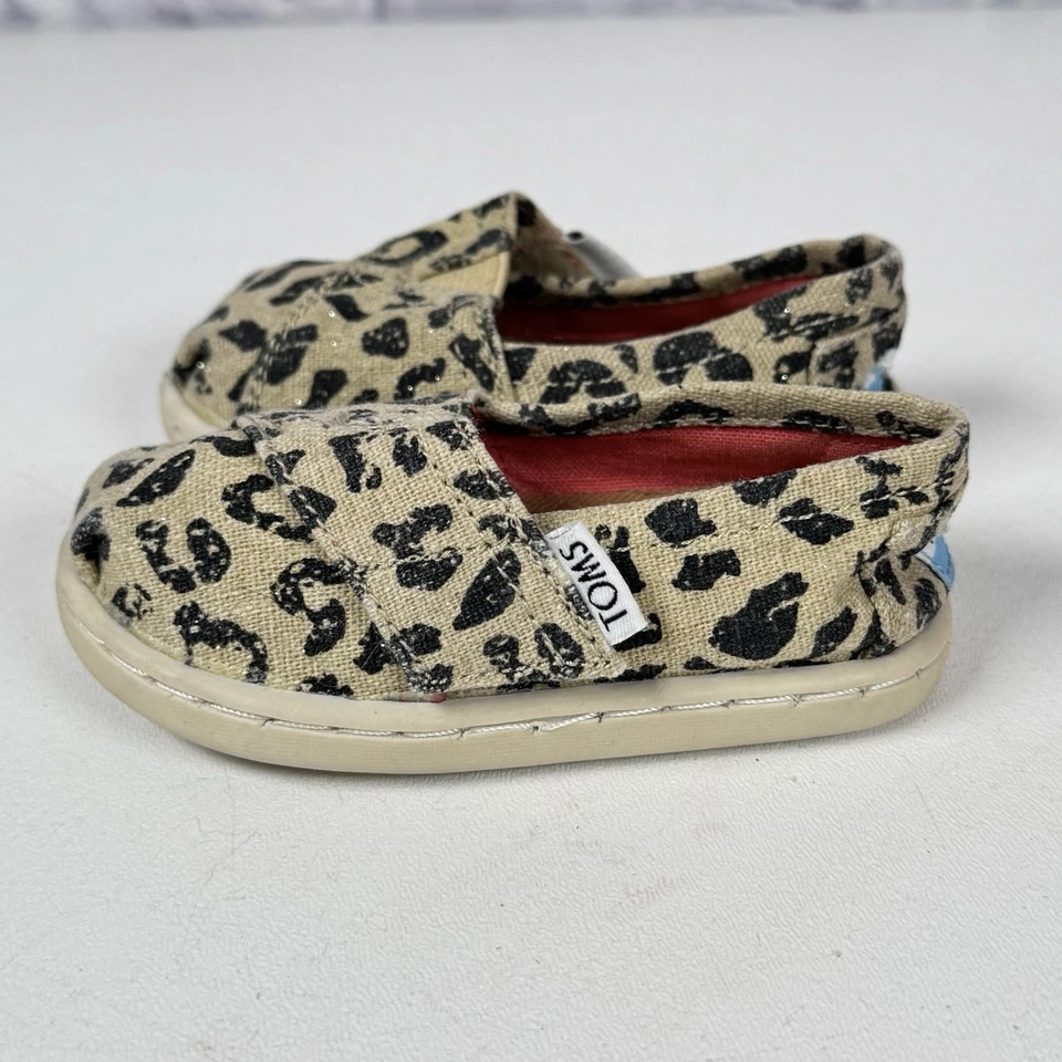 Zapato sin cordones TOMS con estampado de leopardo para niñas pequeñas talla T4 beige negro Foto 3 de 4