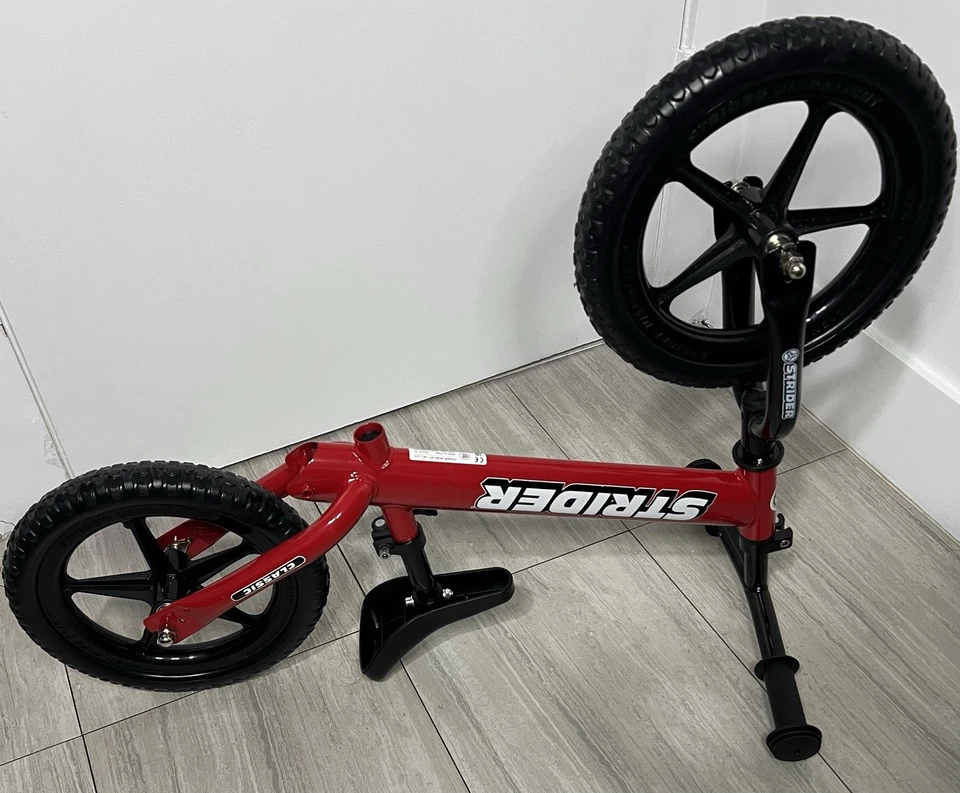 Bicicleta de Equilibrio Clásica Strider 12” Roja Sin Pedales Niños Entrenamiento Usada Foto 3 de 4