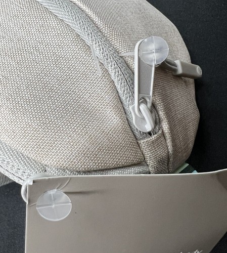 United Airlines Polaris First Class Therabody Amenity Kit Umhängetasche hellbraun/grau - Bild 10 von 14