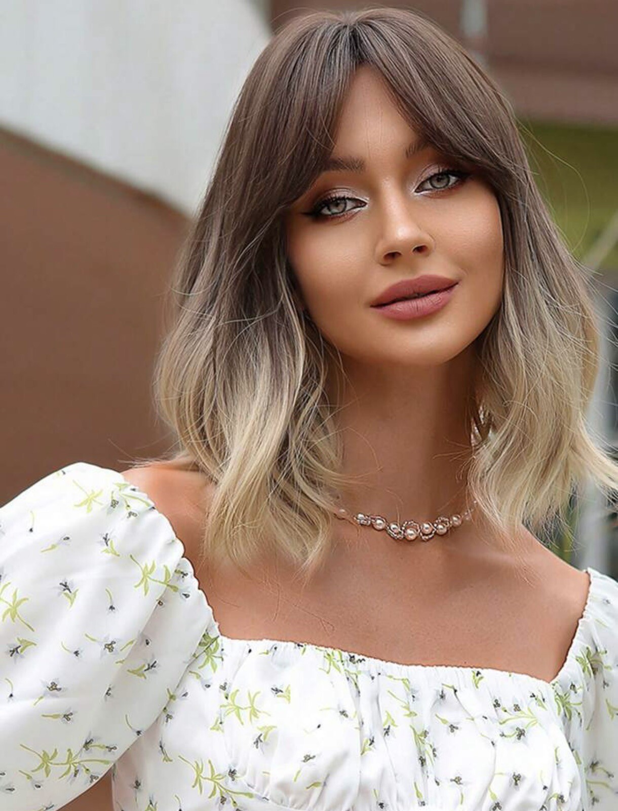 Perruque blonde dorée bouclée à frange 35cm avec 4 bonnets inclus