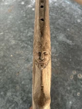 Outil  De Chasse En Bois Sculpté