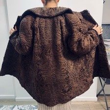 Cappotto pelliccia di agnello persiano Astrakhan marrone oversize quasi come nuovo