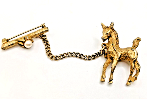 Vintage CORO Chatelaine Pferd Pony Anstecknadel Brosche goldfarben Metall mit Kunstperle