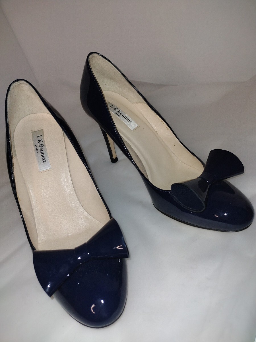LK BENNETT NAVY BLUE PATENT LEATHER BOW FRONT SHOES AND MATCHING BAG SIZE  40