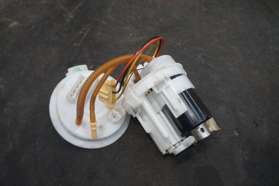 Bomba de tanque de combustible gasolina 8W0919087AA OEM Audi S5 2019 Foto 4 de 4