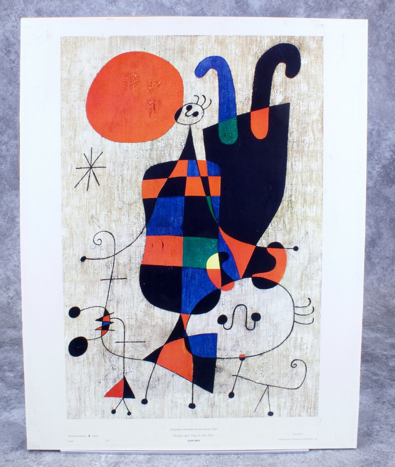 Desenho de figures and dog in front of the sun by joan miro para