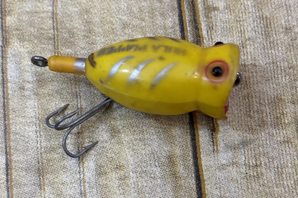 Isca de pesca Hula Popper vintage Fred Arbogast amarela - Imagem 2 de 4