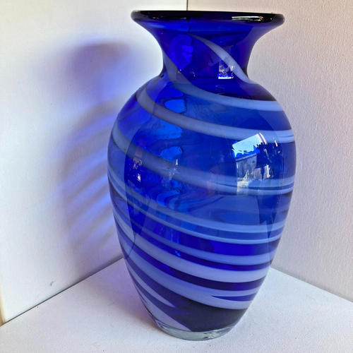 Vaso in vetro soffiato blu cobalto e un vortice bianco 10,75 x 6" - Foto 2 di 10
