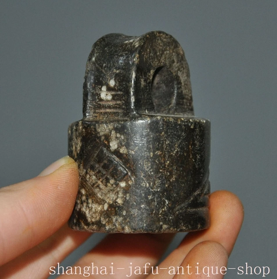2.2" Cultura Hongshan Antiguo Jade Negro Tallado Sello Sello Sello Estatua Colgante Foto 2 de 4