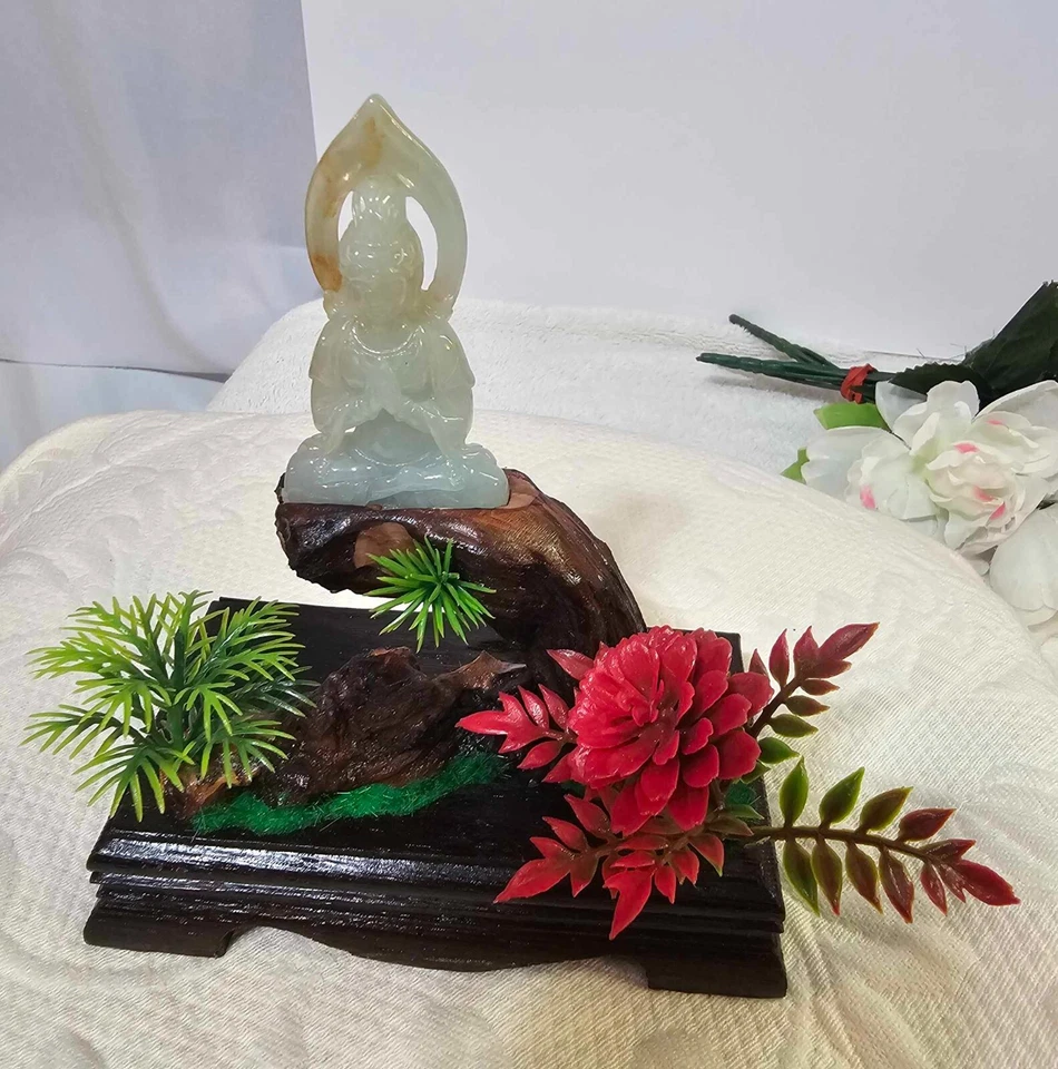 Estatueta de escultura chinesa esculpida em jadeíta Guan Yin Kwan-Yin com base de madeira - A17 - Imagem 2 de 4