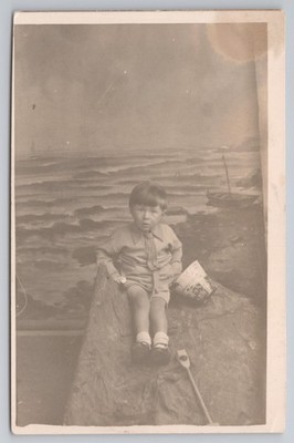 RPPC Niedlicher Junge Eimer Spaten Strand Studio Requisite Blackpool Während Sie warten