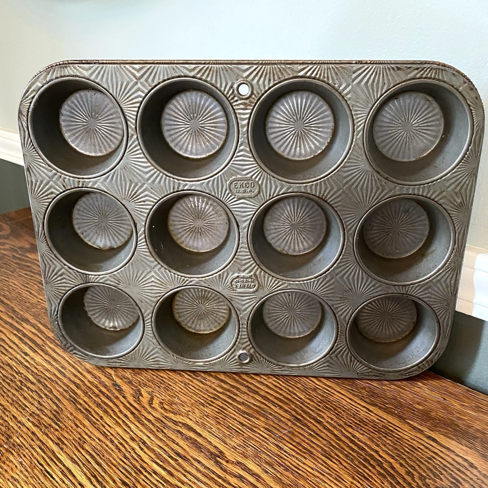 Vintage Ecko USA Ovenex 12 Cup Muffin Tin Starburst Pattern