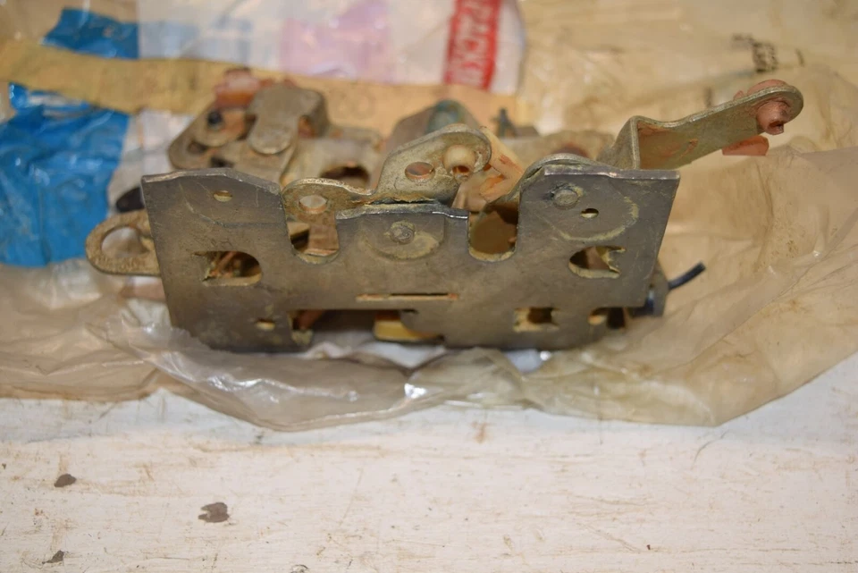 Pestillo de puerta Mopar 3882800 -C47 NOS Foto 3 de 4