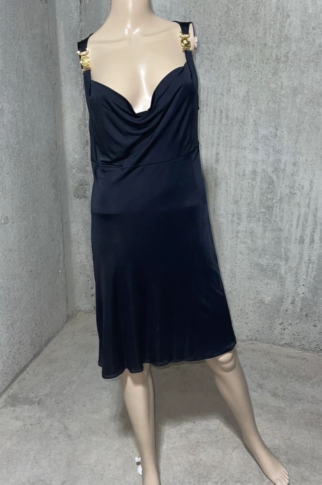 Abito da cocktail drappeggiato Versace Medusa 95 nero scollo a cappuccio taglia US 8 10 IT 46