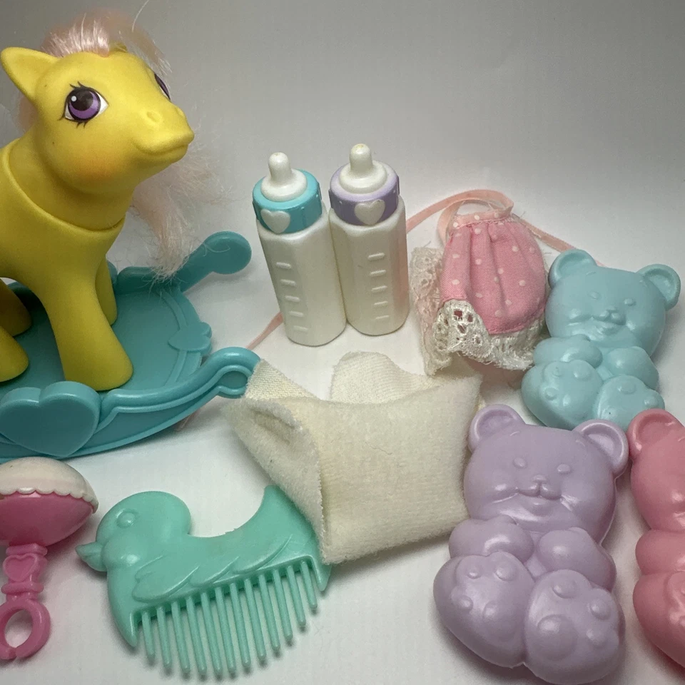 Lote De Colección My Little Pony G1 Baby Snippy Peek A Boo Amarillo con Biberones de Sonajero Foto 4 de 4