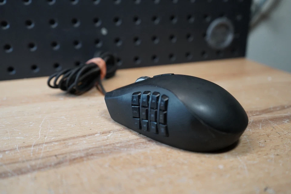 (H) Razer Naga 2014 Rz01-0104 Gaming Mouse  Used - Tested & Working - Image 3 of 4