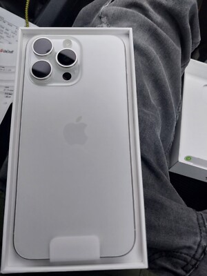 Apple iPhone 15 Pro Max - 256GB - Titan Weiß (O2)