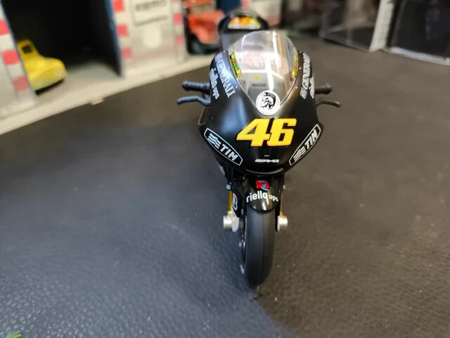ミニチャンプス　1/12スケール　ヤマハ　YZR-M1 モンスター　2013 ミニチャンプス1/12 ヤマハ YZR-M1 モンスターエナジー ヤマハ