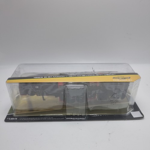1:64 MAISTO Design Elite Transport 1953 B-61 Mack Flatbed & 1971 Chevrolet VEGA - Picture 7 of 10