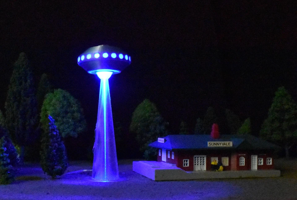 N Z Scale Trains UFO Flying Saucer Space Ship With Abduction Blue Laser Beam  - Image 3 of 4