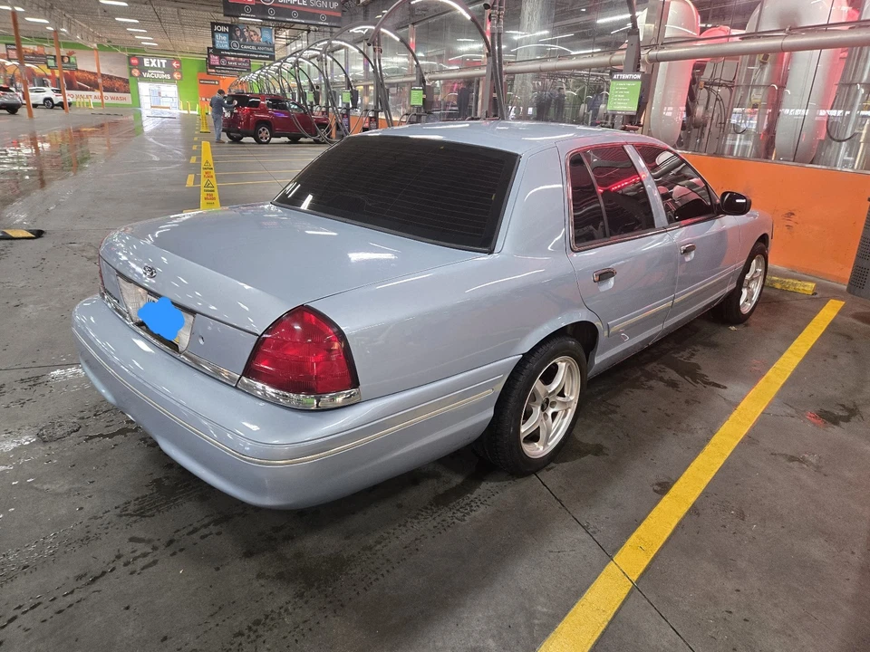 Ford Crown Victoria LX 2004 Foto 2 de 4