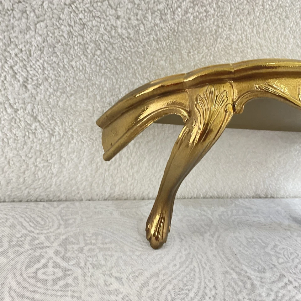 Estante con soporte de pared de madera dorada dorada de finales del siglo XX con detalle de vieira EE. UU. Foto 4 de 4