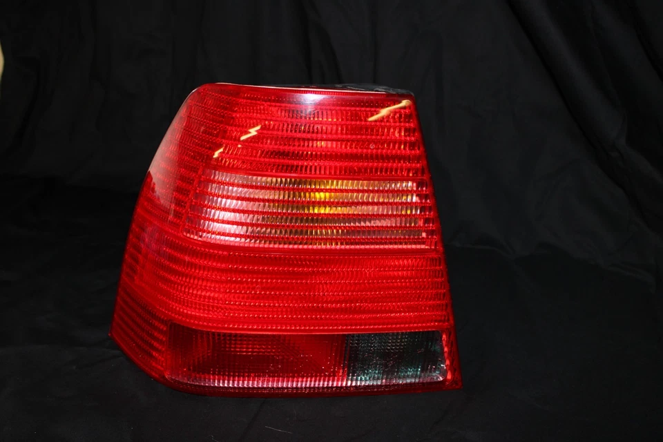 Juego de montaje de luces traseras Hella MK4 1999-2003 VW JETTA Foto 3 de 4