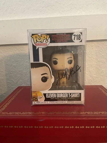 Funko Pop Stranger Things Eleven Burger T-Shirt Millie Bobbie Brown Autograph