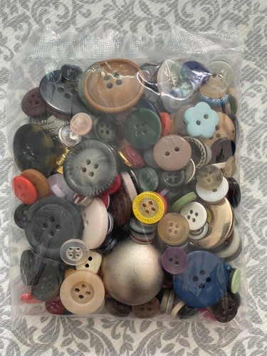 Buttons RED BLUE PURPLE WHITE ASSORTED Art & Craft 100G BIG BAGS 70% SALE - Picture 13 of 20