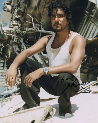 NAVEEN ANDREWS SIGNED LOST PHOTO (2)