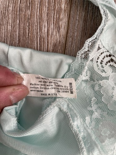 Set cami/mutandine vintage Ashley Taylor M nylon setoso acqua delicato lato pizzo aperto - Foto 14 di 15