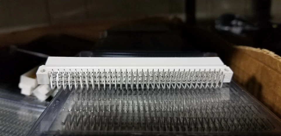 (3) AMP 650473-5 DIN 41612 Connectors Type C Pin Header 96 Position 3 Row 90 deg - Image 2 of 4