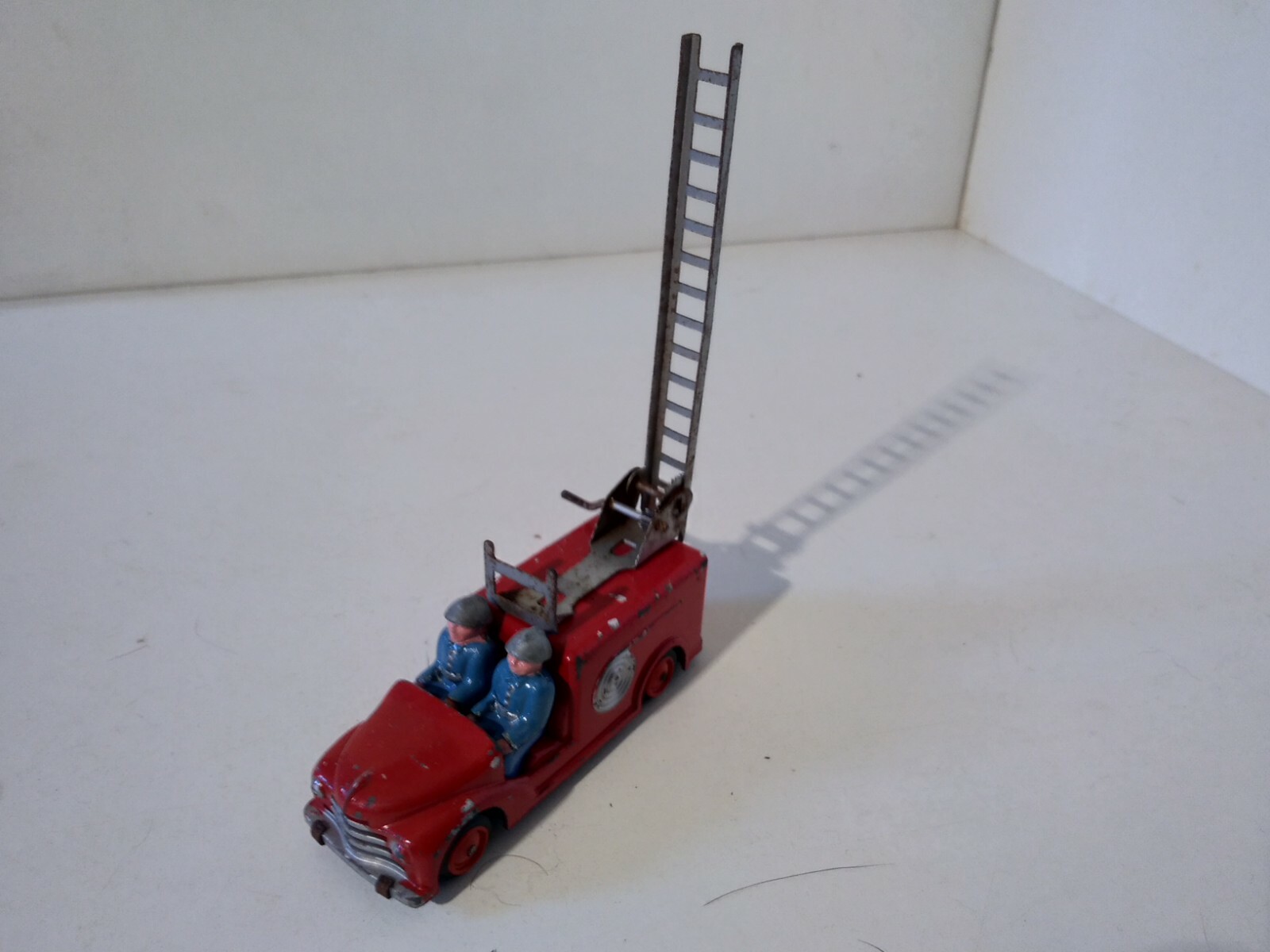 JOUSTRA : Camion Sapeurs-pompiers en tôle lithographiée, marqué
