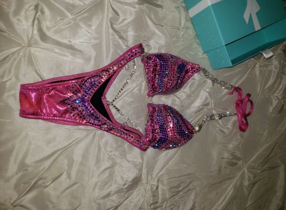 Traje de posando de competición de figuras Foto 2 de 3